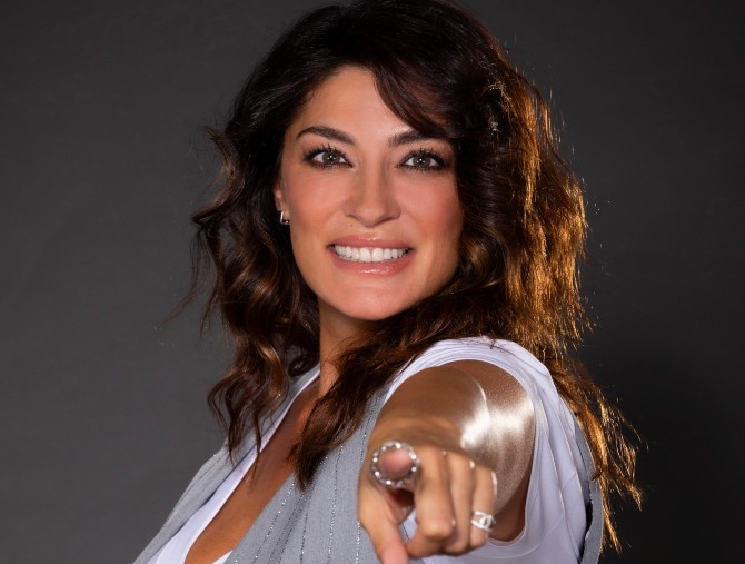 Il debutto di Elisa Isoardi con Bar Centrale