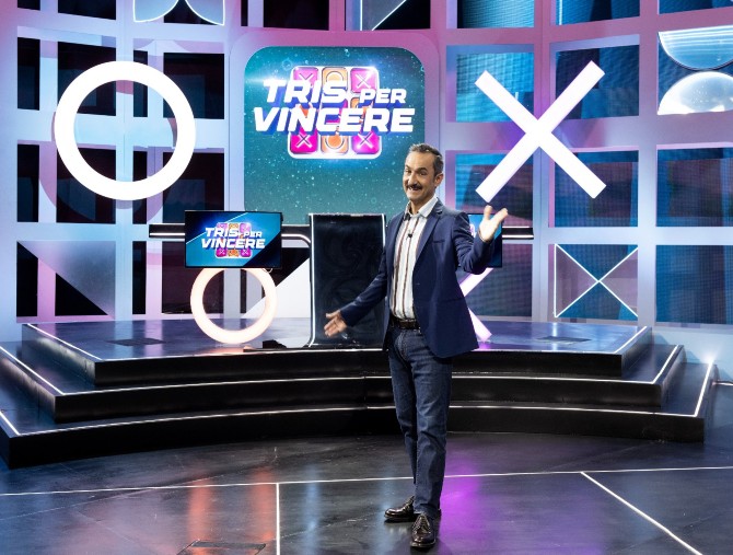 Nicola Savino conduce Tris per vincere, su TV8