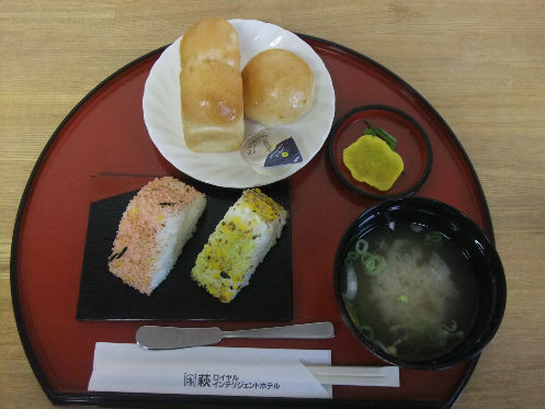 坊主のホテルの朝食・・・ご飯にパンに・・・よく食べます。