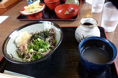 親は遅い昼で蕎麦で腹ごしらえ・・・坊主はお腹が失速、何も食べず