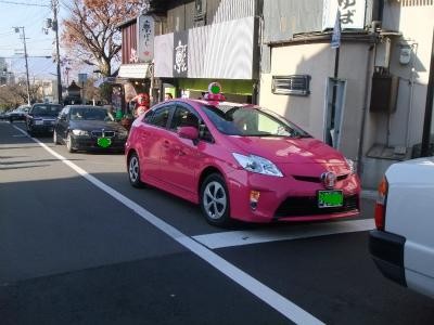 清水寺では、ピンクのプリウス