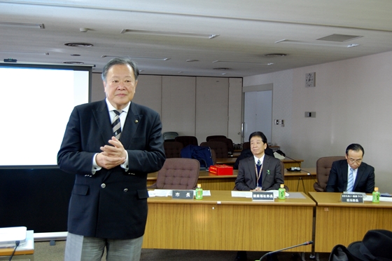 西東京市の概要を説明する丸山市長