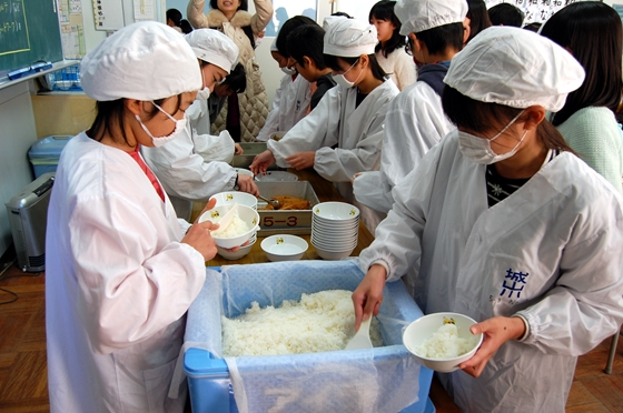 配膳する給食当番の児童たち