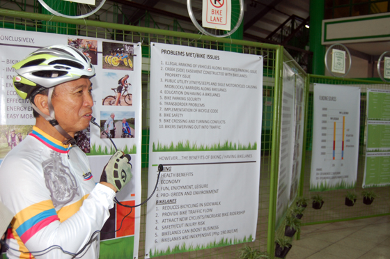 自転車のまちづくりをサイクリスト姿でプロモーションするカディス副市長