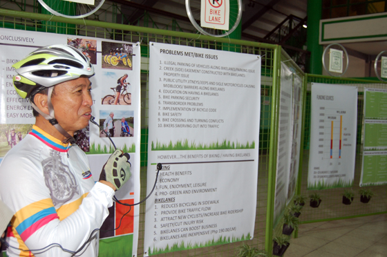 自転車のまちづくりをサイクリスト姿でプロモーションするカディス副市長