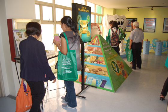 健康食の展示コーナー