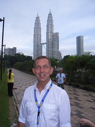 Reiseberater Olaf Diroll, Experte für Fernreisen, während einer Malaysia Rundreise vor den Twin Towers Kuala Lumpur