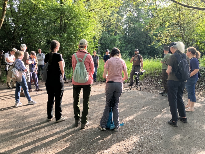 Thomas steht vor der Wandergruppe