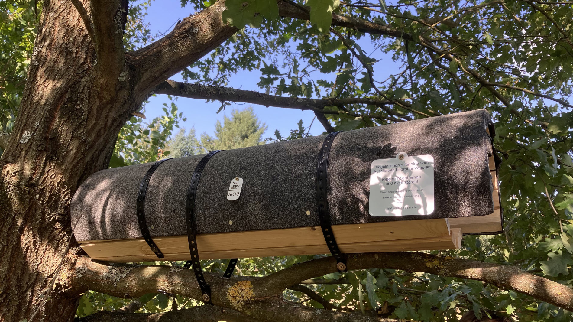 Rückseite mit Kontakthinweis