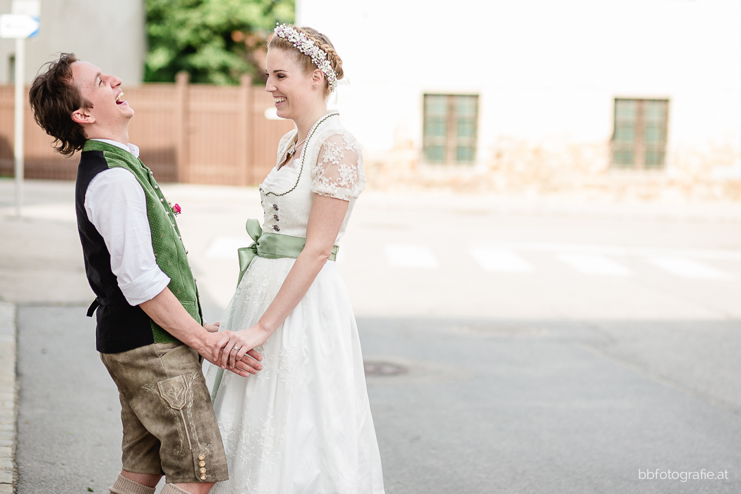 Hochzeitsfotograf, Hochzeitsfotograf Klosterneuburg, Hochzeitslocation Klosterneuburg, Hochzeitslocation Vinothek Zimmermann, Brautpaar, Paarshooting, Gartenhochzeit, Trachtenhochzeit, Weinberge, b&b fotografie