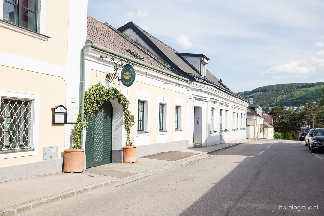 Hochzeitsfotograf, Hochzeitsfotograf Klosterneuburg, Hochzeitslocation Klosterneuburg, Hochzeitslocation Vinothek Zimmermann, Locationsdetails, Gartenhochzeit, Trachtenhochzeit, Weinberge, b&b fotografie