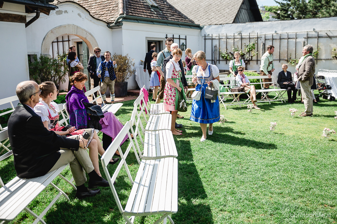 Hochzeitsfotograf, Hochzeitsfotograf Klosterneuburg, Hochzeitslocation Klosterneuburg, Hochzeitslocation Vinothek Zimmermann, Locationsdetails, Gartenhochzeit, Trachtenhochzeit, Weinberge, b&b fotografie