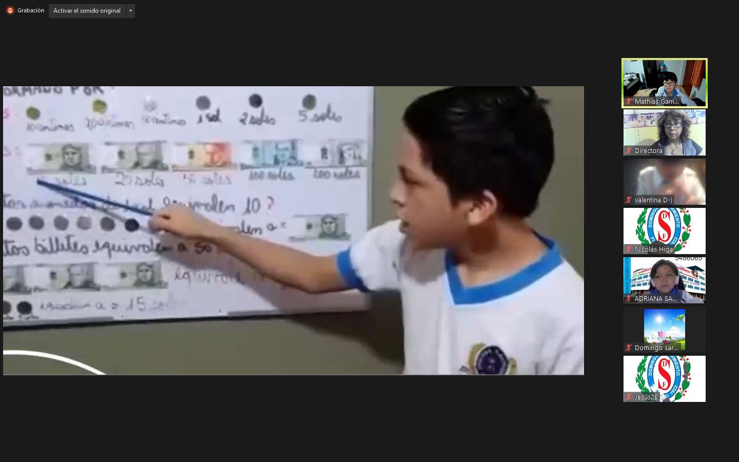 Estudiante Luciano del 2° grado expone en día del logro.