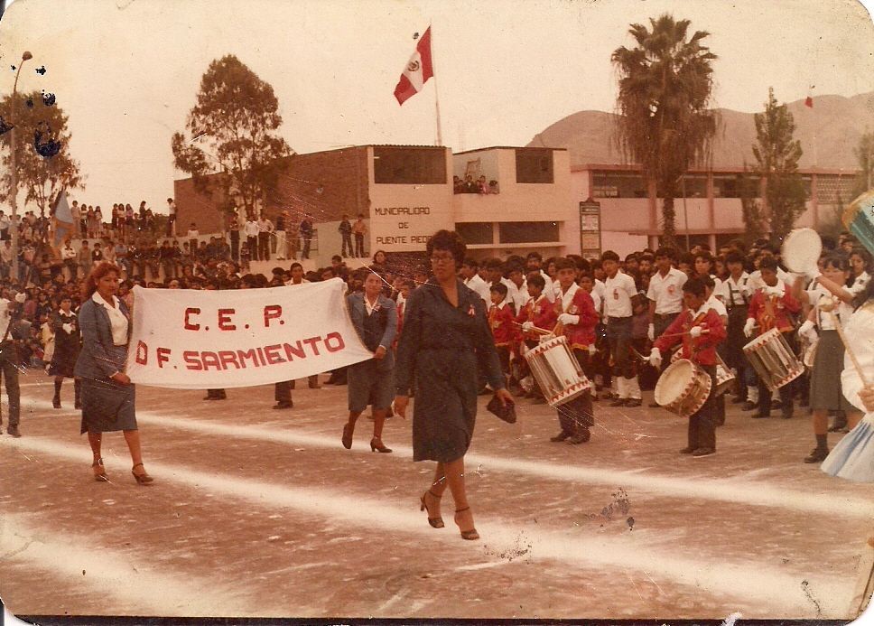 La maestra Vilma Rueda Balmaceda en un desfile de los 80.