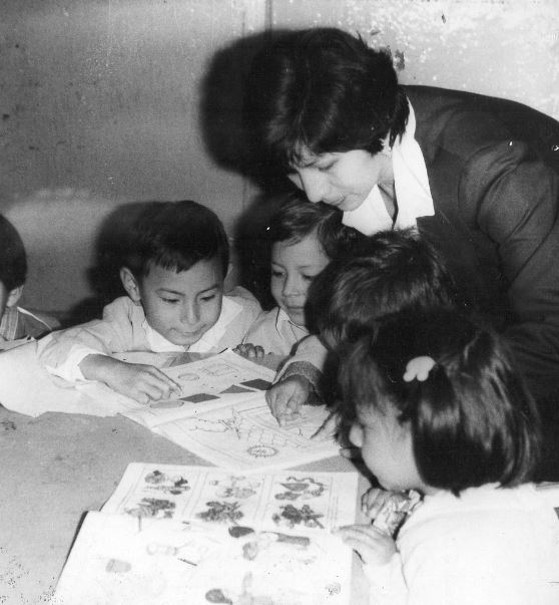 Profesora Delia Quiroz en foto del recuerdo.