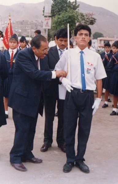 Juan asume el cargo de policía escolar.