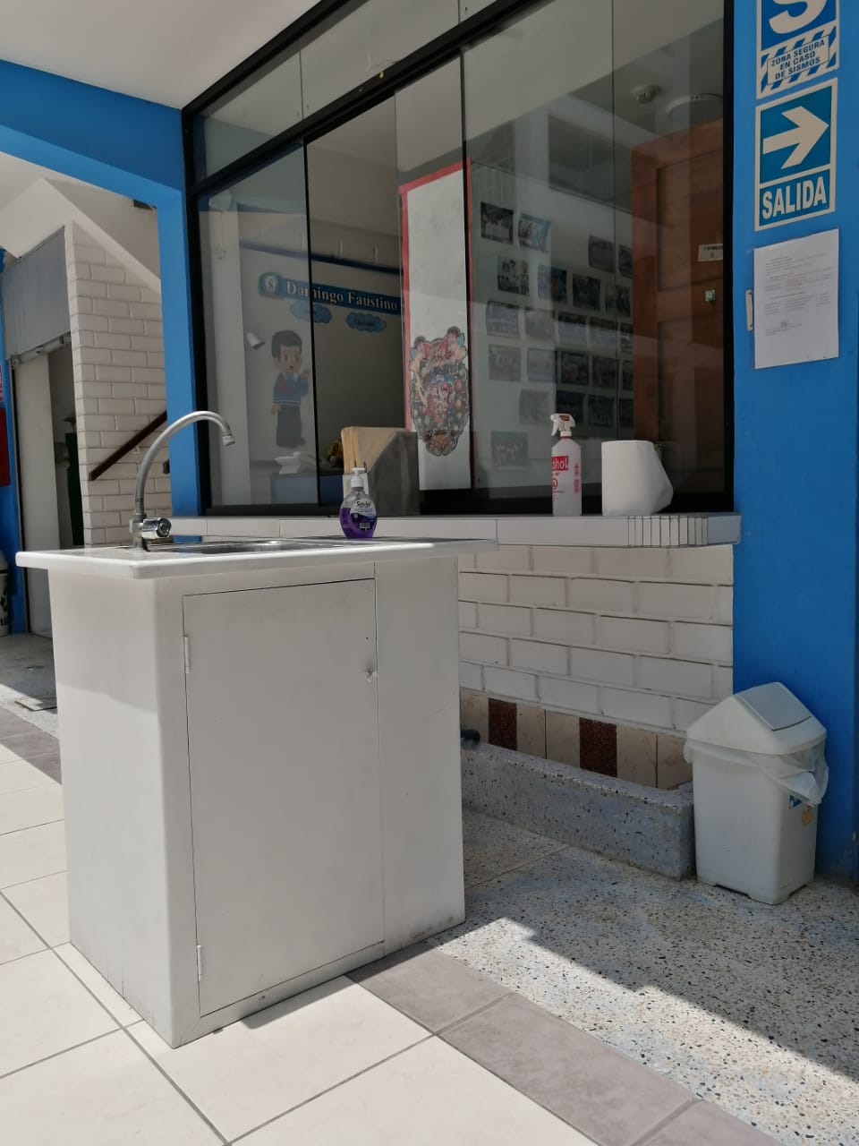 Lavaderos en las puertas de ingreso y salida.
