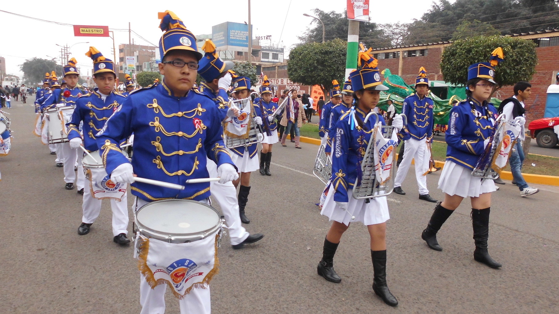 La Banda Sarmentina acompaña el paso de desfile.