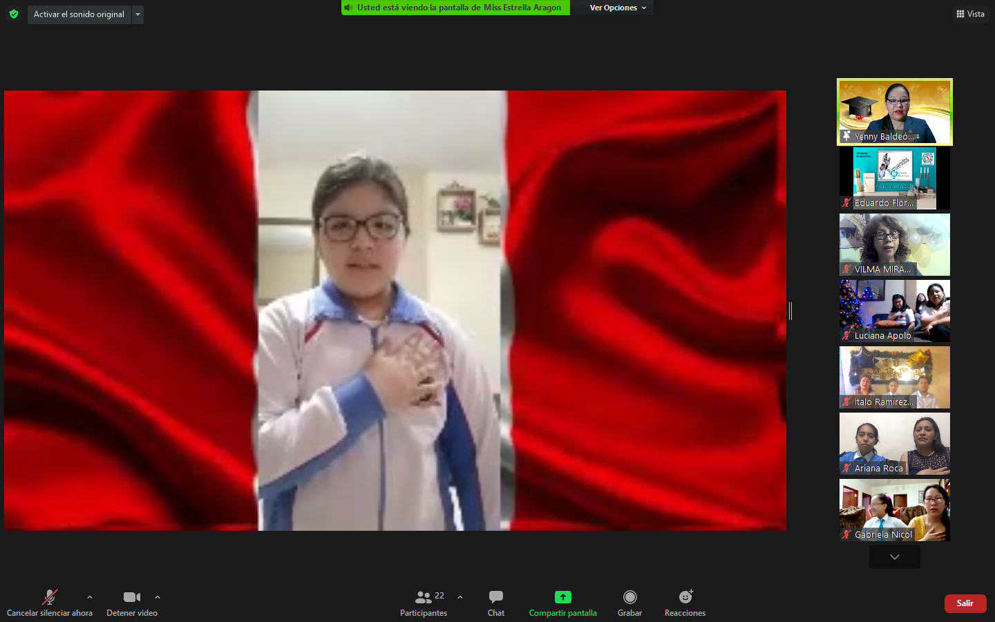 Cantando el himno nacional.