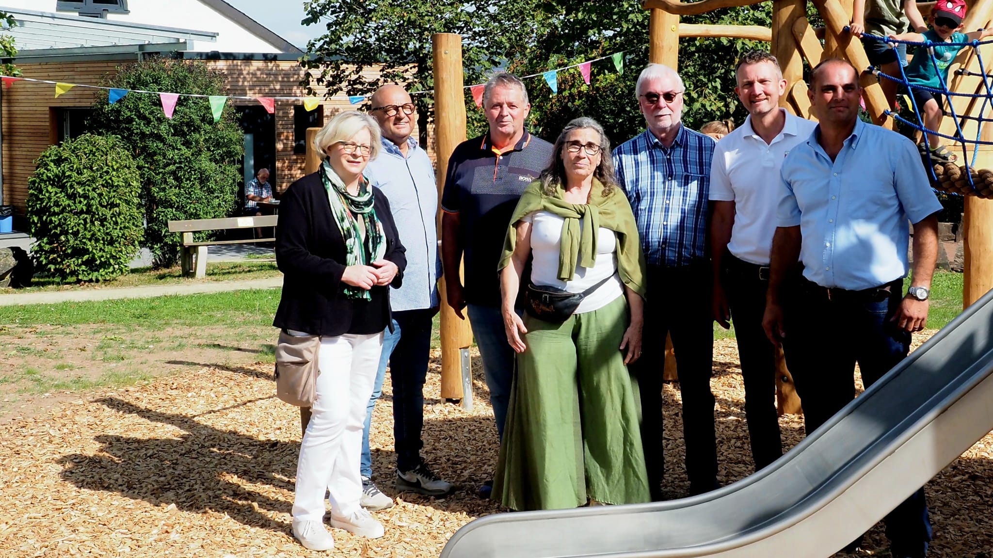 v. l. St. Nickels Bürgermeisterin/VG Ruwer, R. Biedinger/Ortsbürgermeister Gutweiler, Karl-Heinz Fischer/Landschaftsarchitekt, L. Hemmerling/Ortsbürgermeisterin Sommerau, P. Conen/Architekt, M. Marx/Beigeordneter, D. Marx Ortsbürgermeister OG Korlingen