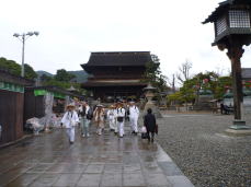 善光寺　山門まえ