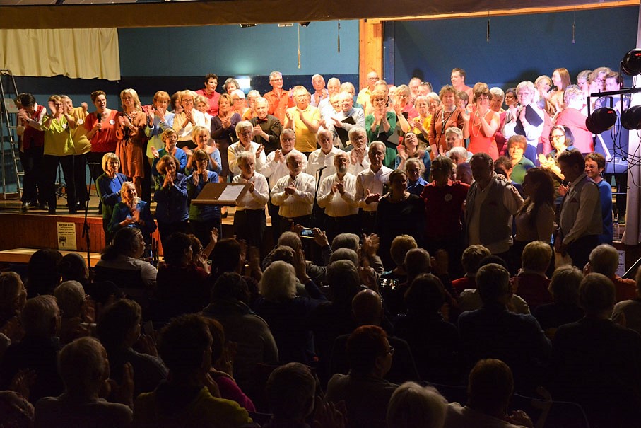 350 pers dans la salle… 100 choristes sur scène pour le chant commun !