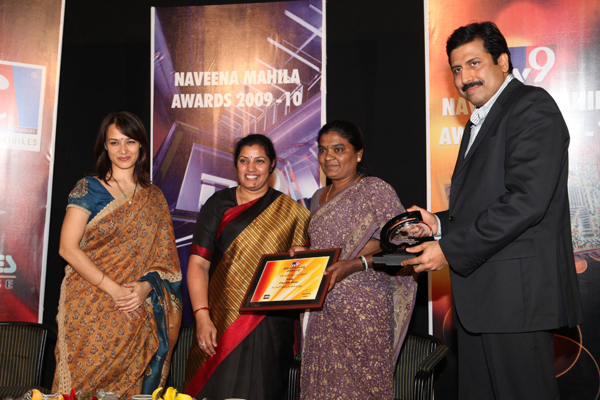 Ms.Jayamma receives NAVEENA MAHILA AWARD  given by TV-9 News Channel
