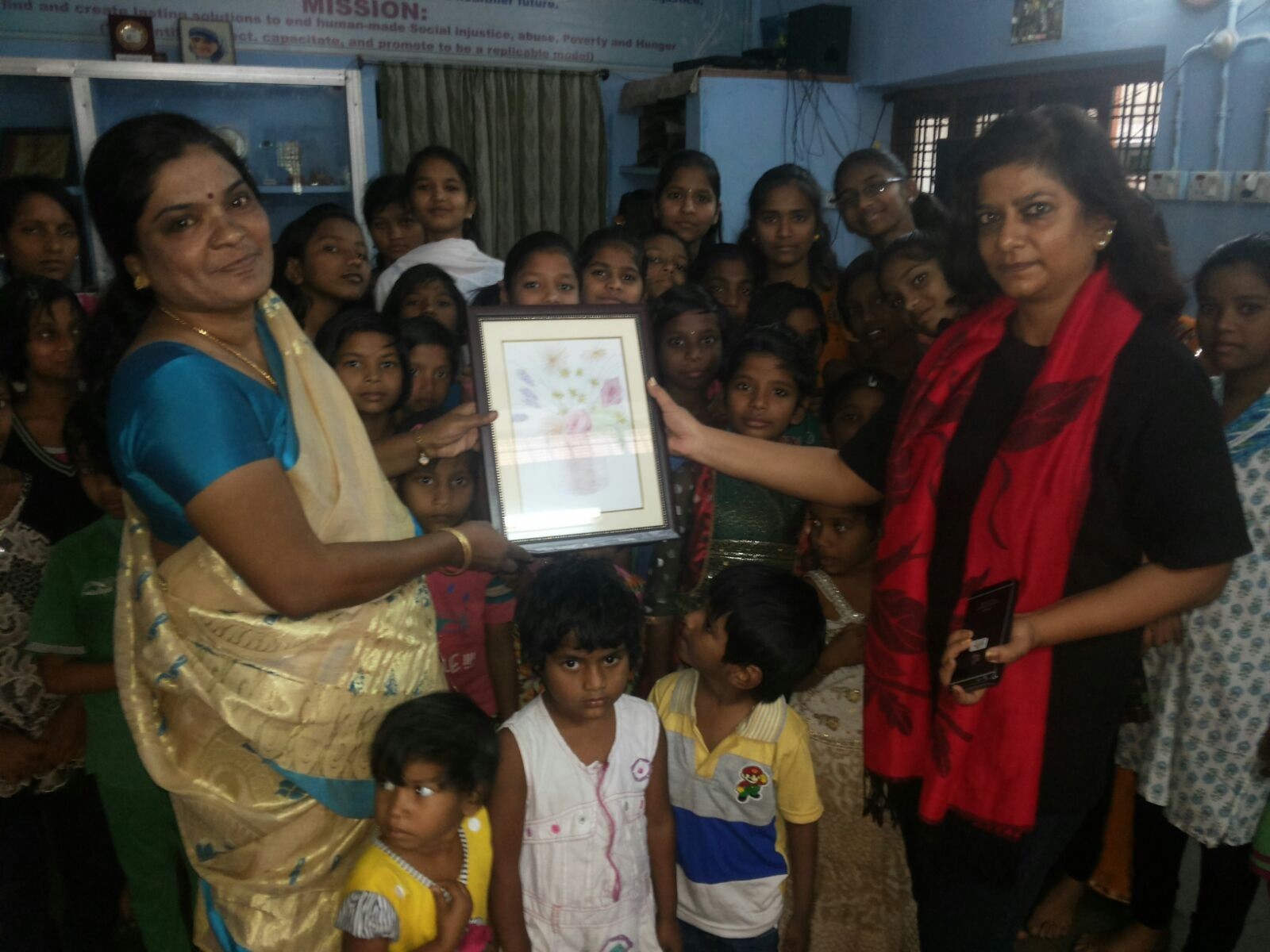 Ms.Charu Sinha,IPS with CMM inmates on her visit to CMM home for the Vulnerable Girls receives a Memanto of Painting done by the Inmates