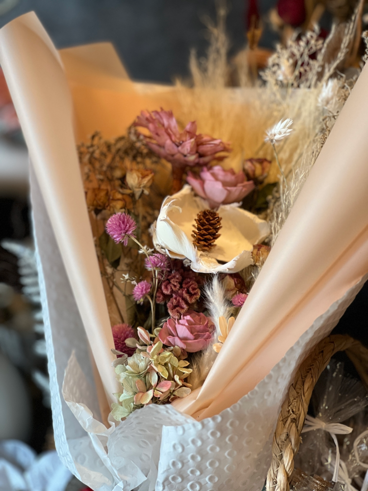 花束を手に ウォルナットS｜プレート付き | 花ぐるま プロポーズの花束を