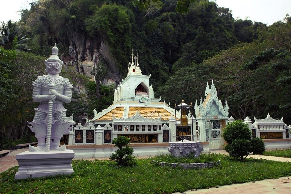 Diese weisse Tempelanlage befindet sich neben der grössten Höhle von Trang