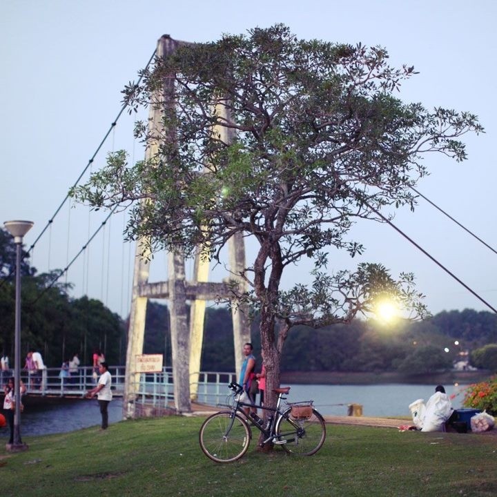 Dieser Park in Trang wird vorallem abends besucht um Sport zu treiben oder von einem der unzähligen Strassenverkäufern etwas kleines zu essen