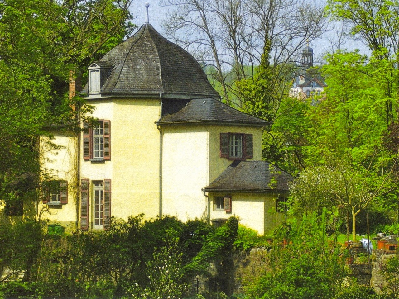 Der erste Leiter des Oberforstamtes Weilburg, August Freiherr zu Bibra, ließ 1811 das Teehaus im Karlsberg erbauen. Der Karlsberg liegt zwischen Weilburg und dem Windhof und gehörte im 19. Jahrhundert der Familie von Dungern.