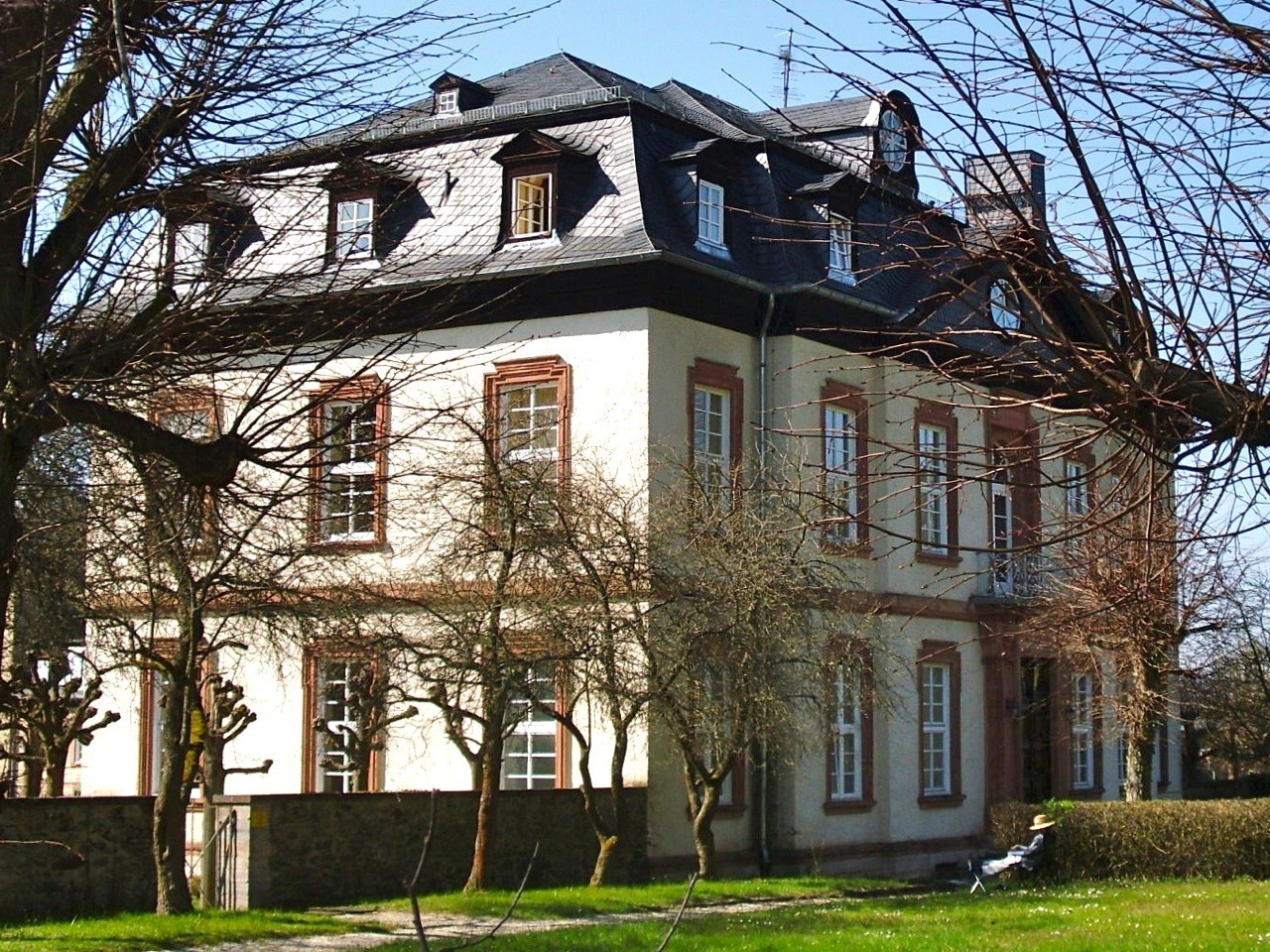 Das Schloss Windhof war der Startpunkt des Spaziergangs zu ausgewählten Orten aus dem Buch: „Der Weilburger Wald im Wandel der Geschichte“. 