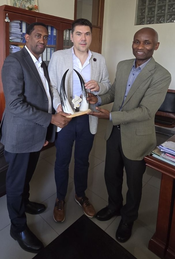 Rev. Deogratias Niyitegeka (PUR) (left) and Vice-Chancellor for Academics Rev. Dr. Viateur Habarurema (Protestant University of Rwanda) (right) presenting a gift to Prof. Dr. Michael Vilain (EHH) to mark the partnership. 