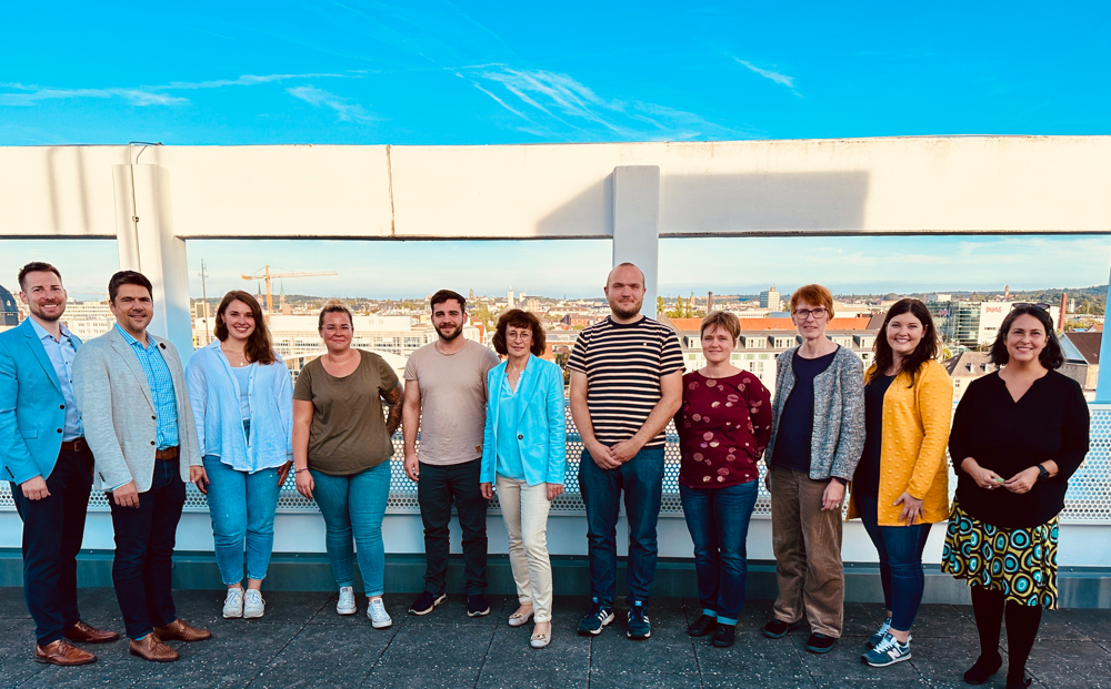 Ein herzliches Willkommen den Beginnern des berufsbegleitenden Masters Nonprofit-Management wünschen Prof. Dr. Michael Vilain (2.v.l.), PD Dr. Susanne Kirchhoff-Kestel (6.v.l.), Tobias Meyer (1.v.l.) und Claudia Herkert (1.v.r.) |Foto:IZGS 