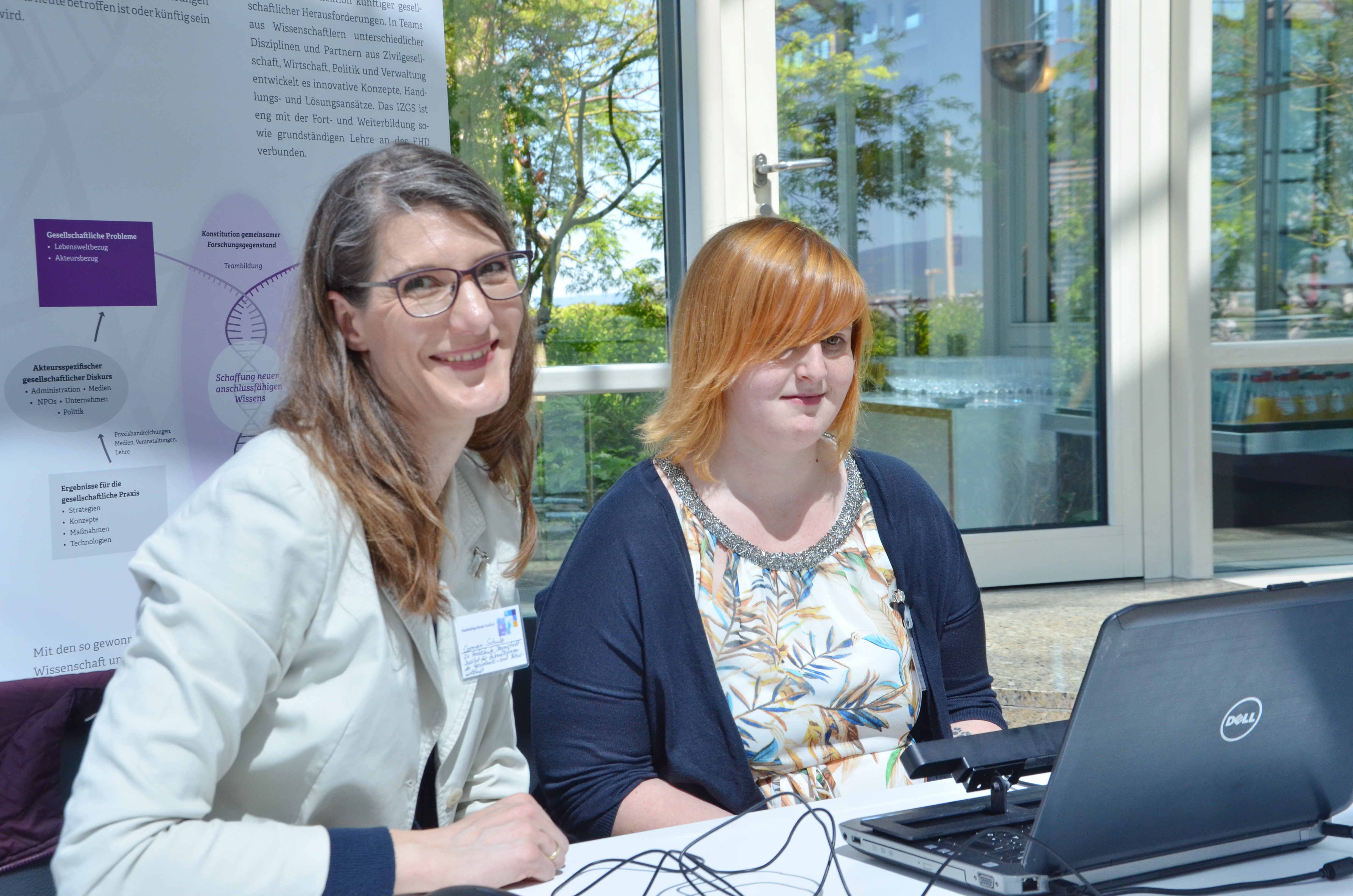 Wohin geht der erste Blick beim Spendenbrief? Beim Fundraising-Forum konnten die Teilnehmer bei Carmen Schulz (IZGS der EHD) (links) mit dem Eye-Tracking testen, wo ihre bewussten und unbewussten Blicke bei Spendenbriefen waren. | Foto: Sabine Schlitt