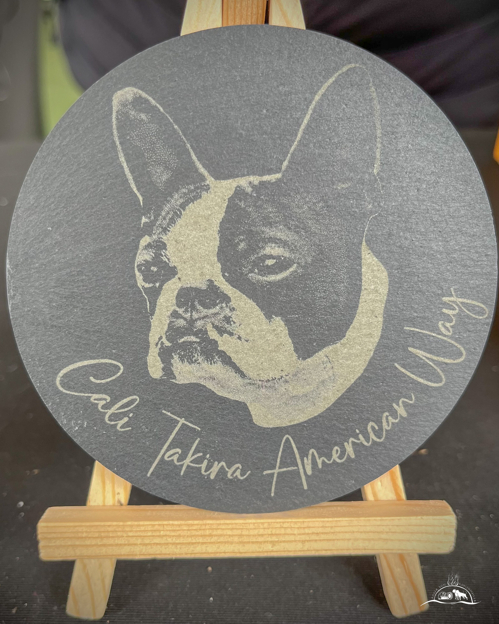 Boston Terrier (Kopf) nach Vorlage (Foto) mit Schriftzug auf Schieferplatte rund (Durchmesser 10 cm) auf Staffelei (Holz)