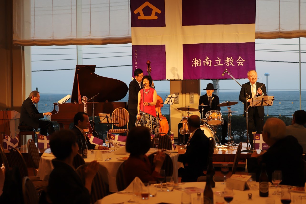 グルービーファイブの演奏で始まる