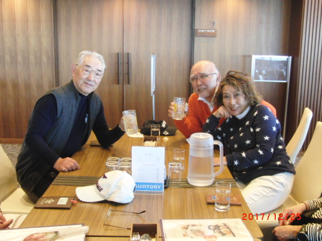 インスタート１組　昼食　：　則田、田中、小宮さん。　素敵な星柄セーター