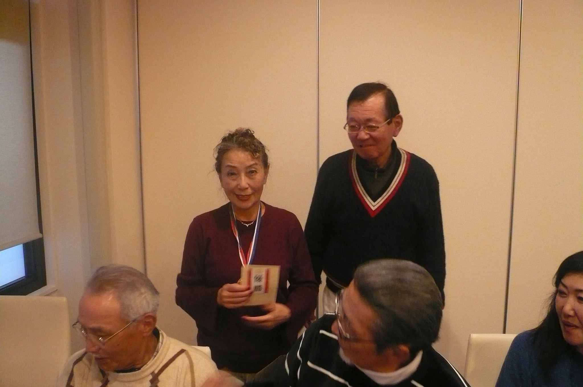 優勝した小宮さんにメタル渡した大島さん