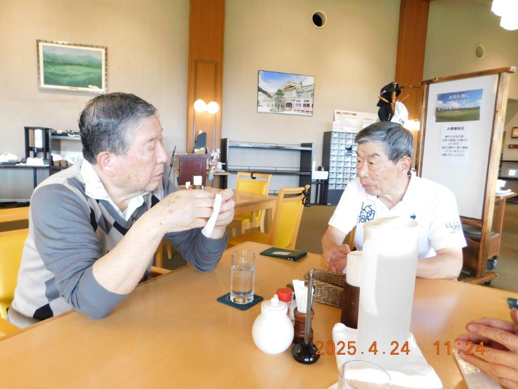 朝食を待つ徳光さんと高雄さん