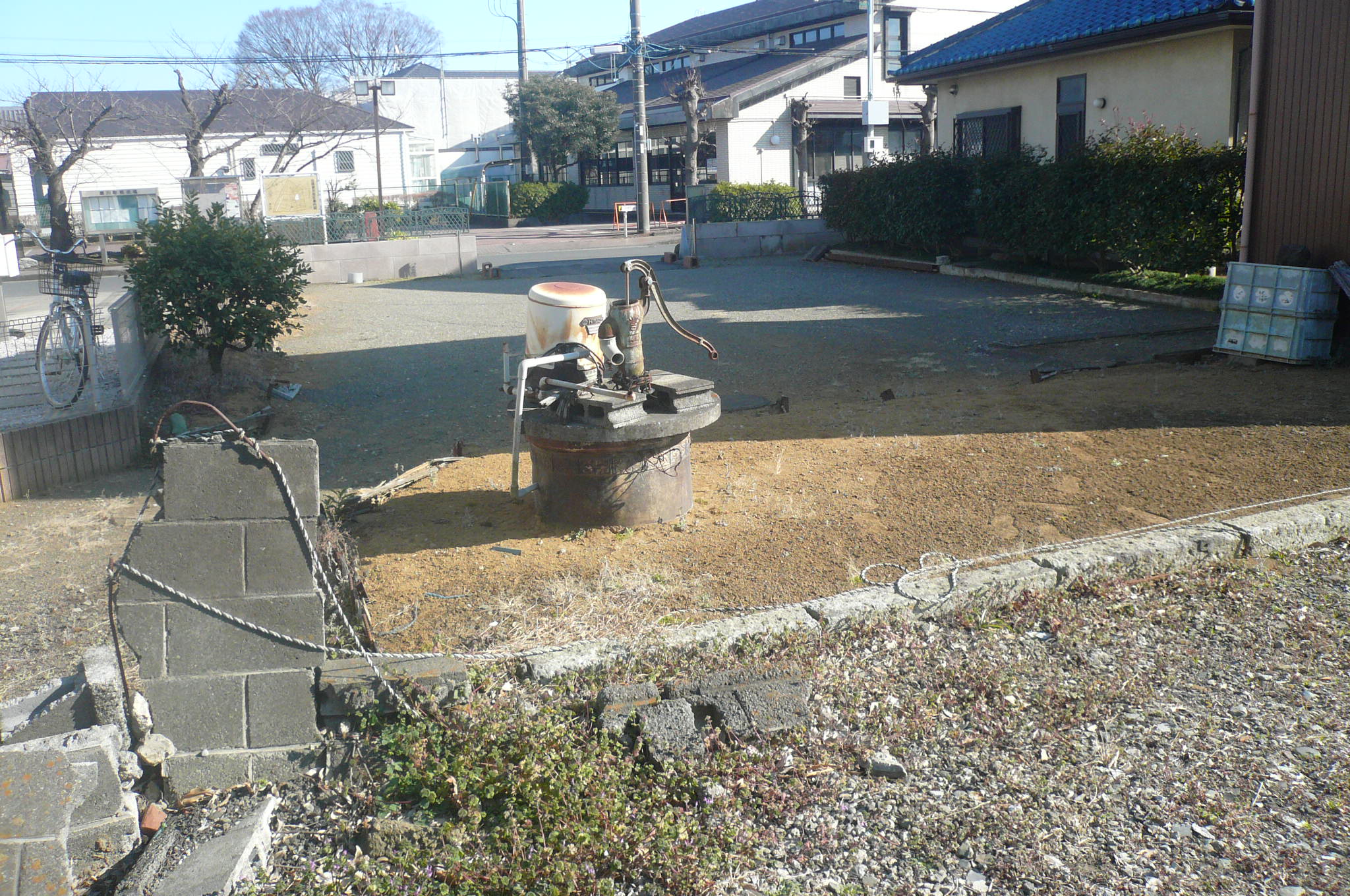 住宅の横に古びた井戸