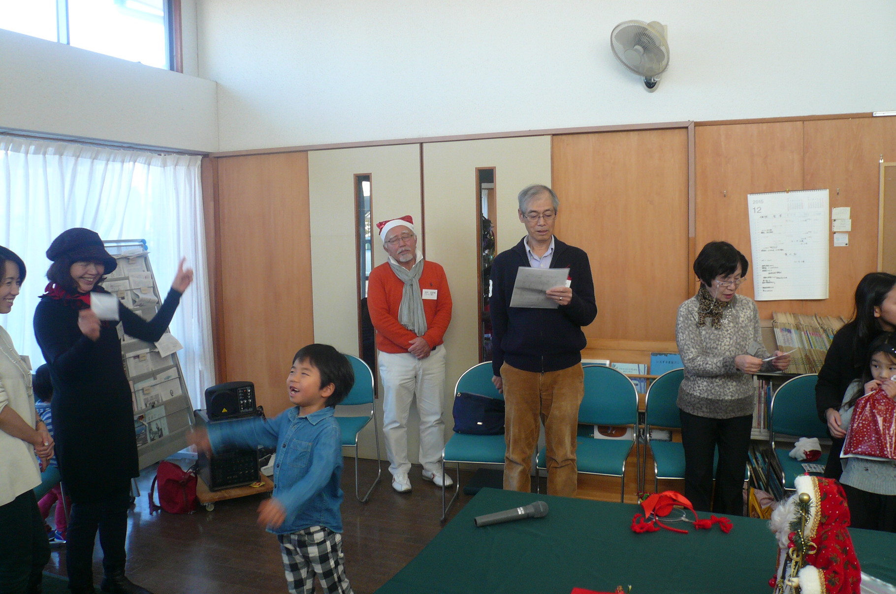 校歌の指揮をする松信さんのお孫さん可愛い