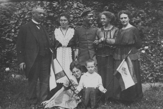 Während der Zeit des Ersten Weltkrieges: Familie Levison mit Sohn Paul, der auf Heimaturlaub ist. Die Fahnen sind als Ausdruck der nationalen Gesinnung der Familie zu verstehen. (Foto: Sammlung Sahrhage)