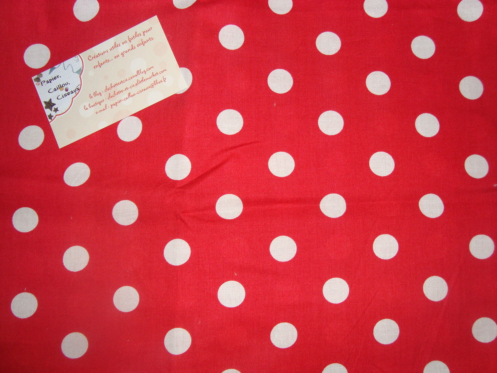 Pois blancs fond rouge