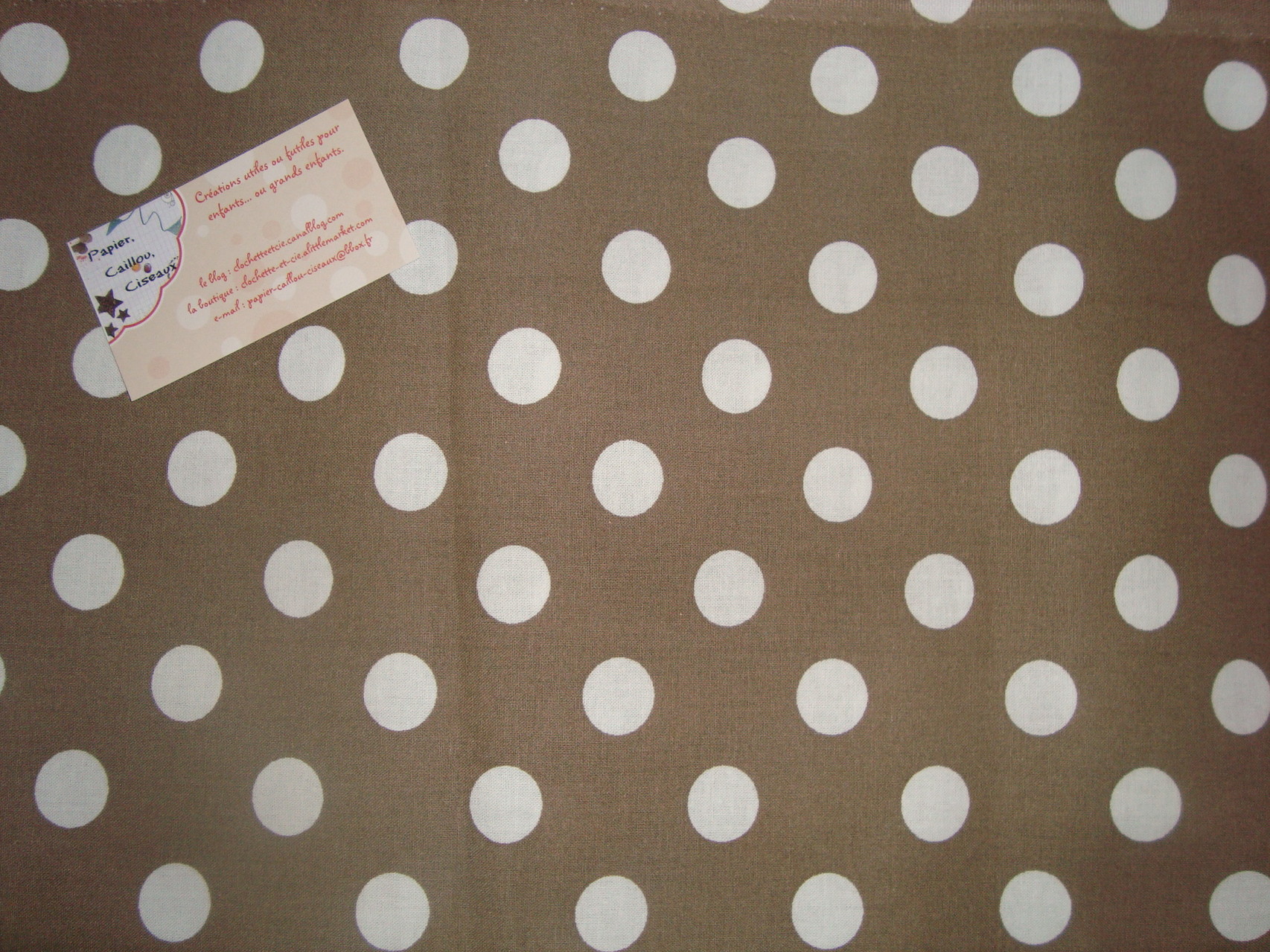 Pois blancs fond taupe