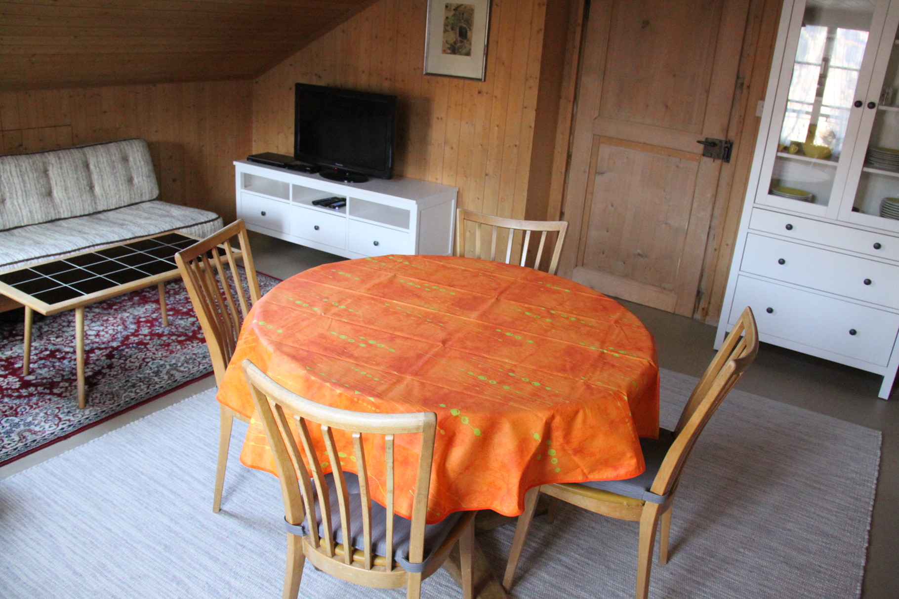 Wohn- und Esszimmer (Tisch ausziehbar, Platz für max. 7 Personen)