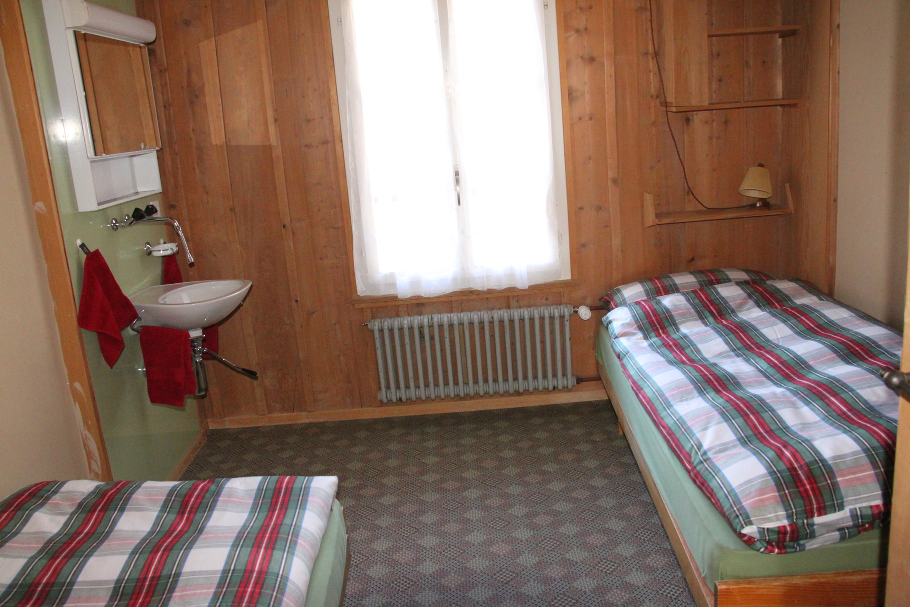 Eines der Schlafzimmer mit Lavabo