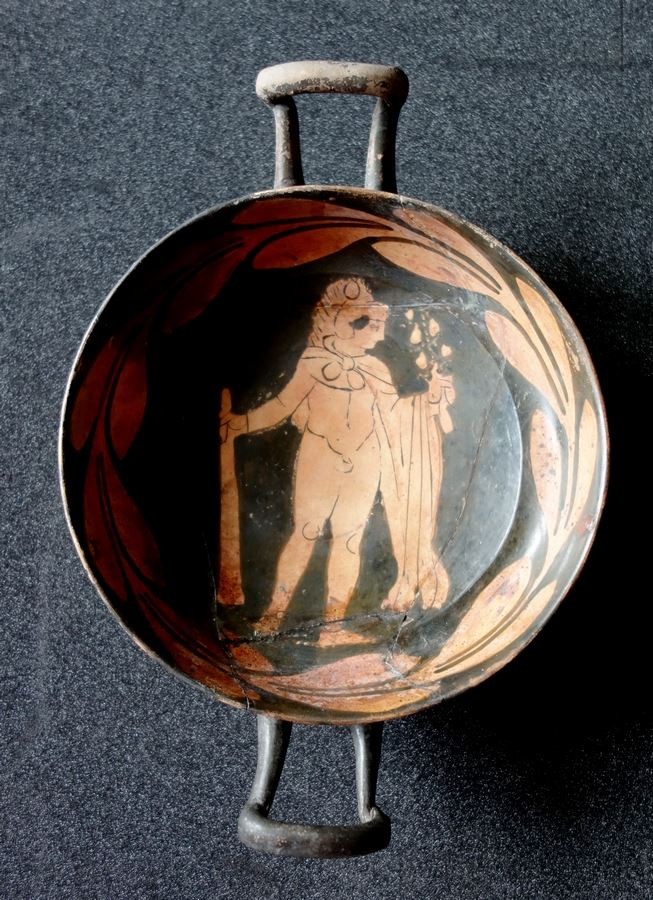 Coupe à figures rouges italiote à décor d'Hercule Terre cuite, vernis noir Italie méridionale IVe siècle avant J.-C.