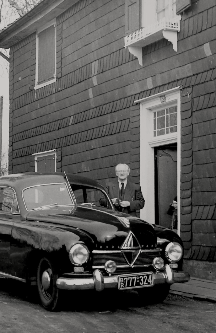 Hanns Heinen in front of the Black House, ca. 1958